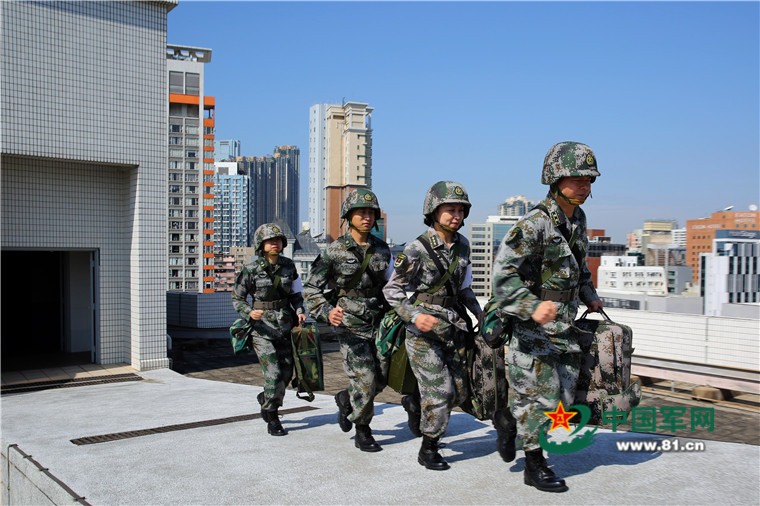 驻香港部队开展紧急医疗救援演练