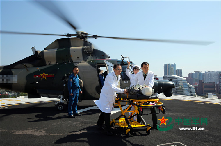 驻香港部队开展紧急医疗救援演练