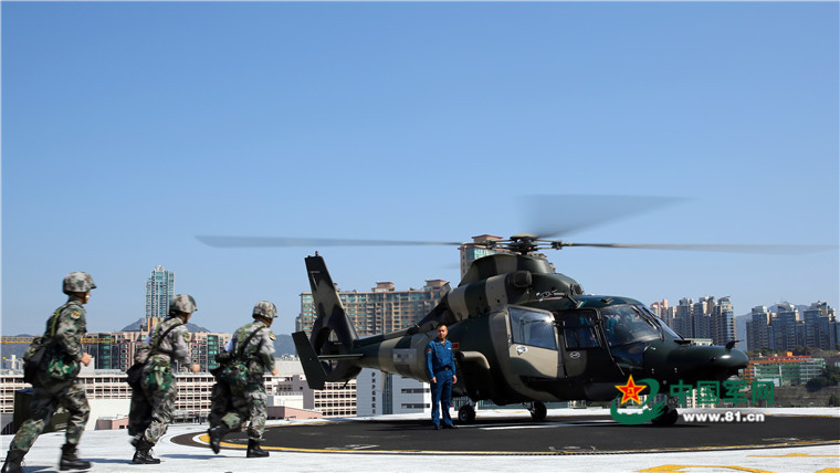 驻香港部队开展紧急医疗救援演练