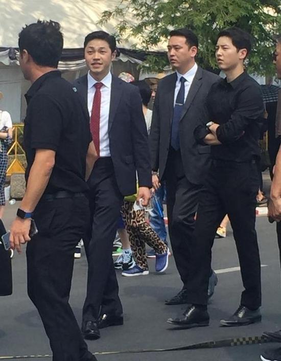 宋仲基低调游泰国大皇宫 网友：像微服私访