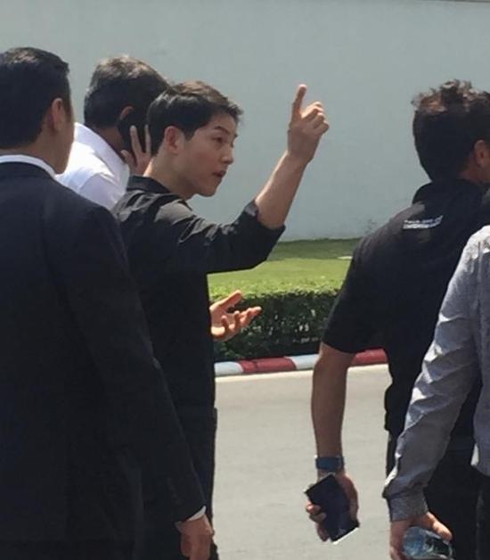 宋仲基低调游泰国大皇宫 网友：像微服私访