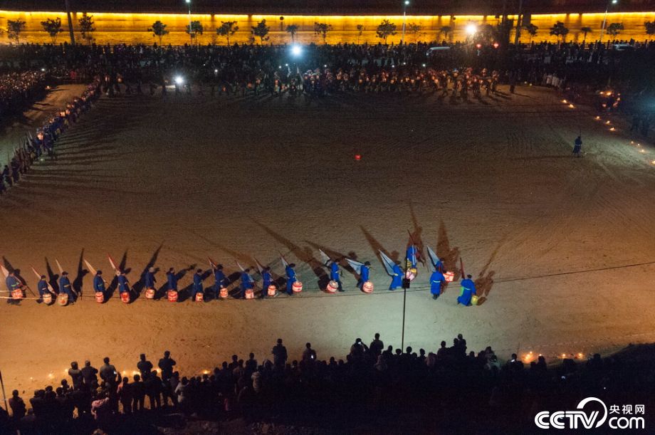 【网络媒体走转改】甘肃舟曲“闹春”:百人转灯祈福