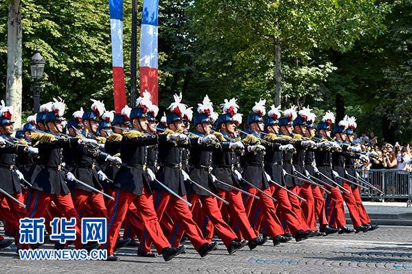 法国传统国庆阅兵式展现网络部队新元素