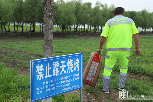 哈爾濱大劇院周邊濕地: 一天清出17袋垃圾 哈爾濱大劇院周邊濕地: 一天清出17袋垃圾