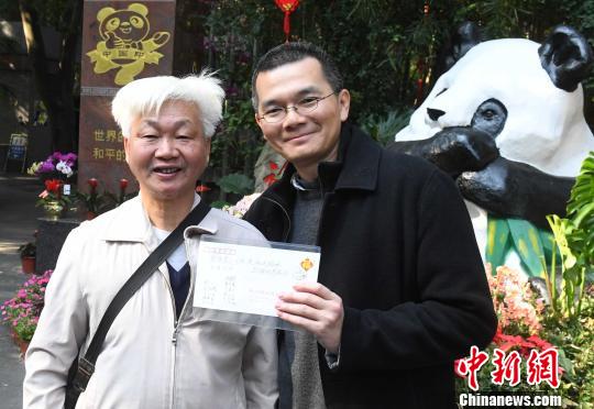 台湾大学生福州当上大熊猫“奶妈”“奶爸”