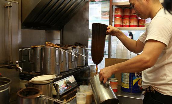 “丝袜奶茶”制作工艺亦有望进入名录 香港非遗背后的港味寻奇