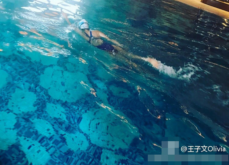 王子文身穿泳装在水中畅游.