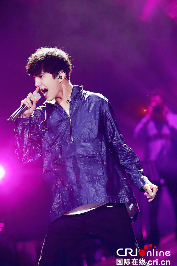 少年感爆棚！迪玛希《歌手》彩排 街头风造型曝光