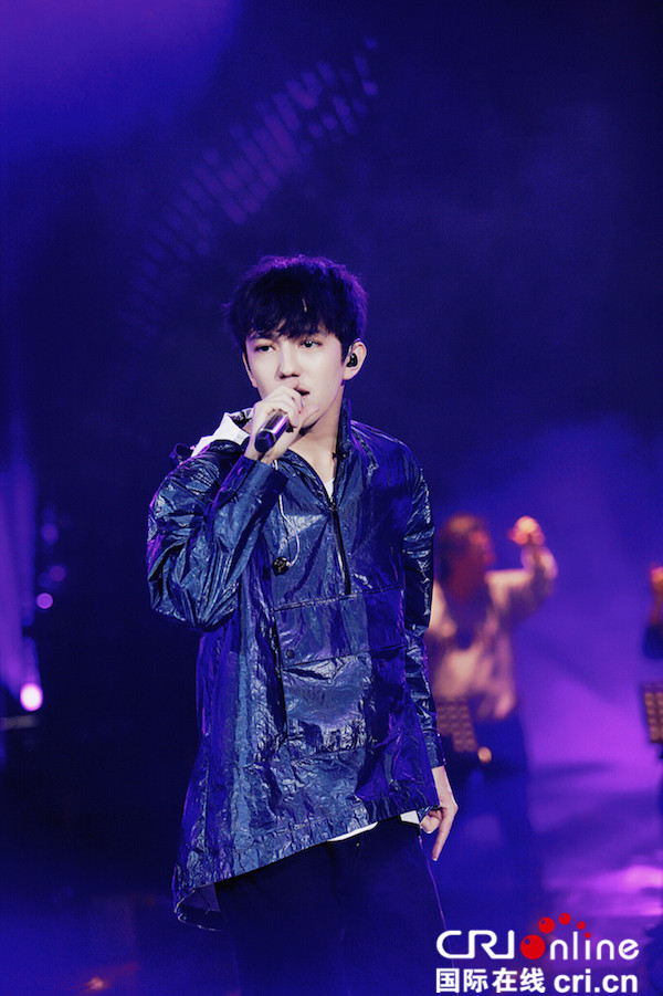 少年感爆棚！迪玛希《歌手》彩排 街头风造型曝光