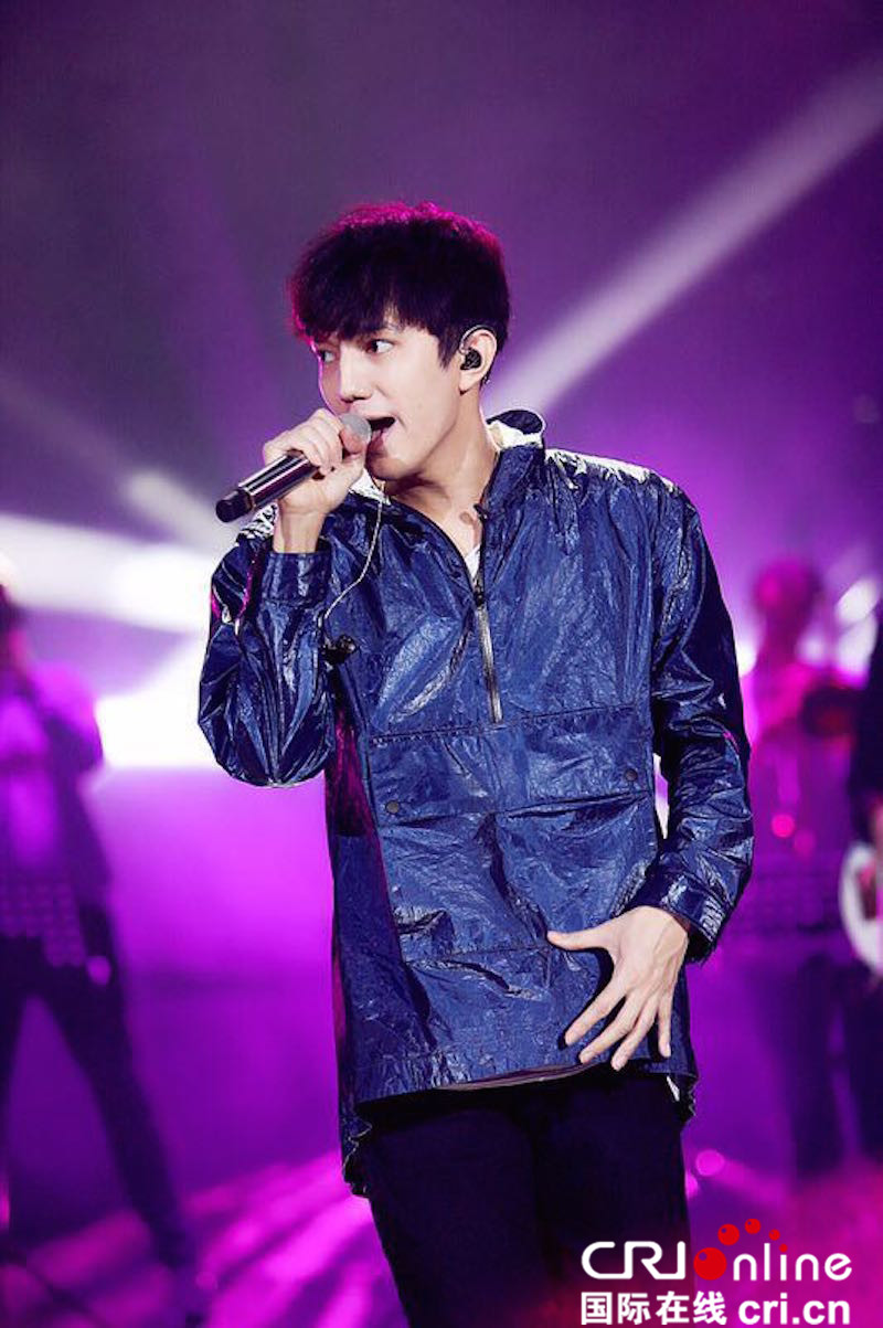 少年感爆棚！迪玛希《歌手》彩排 街头风造型曝光