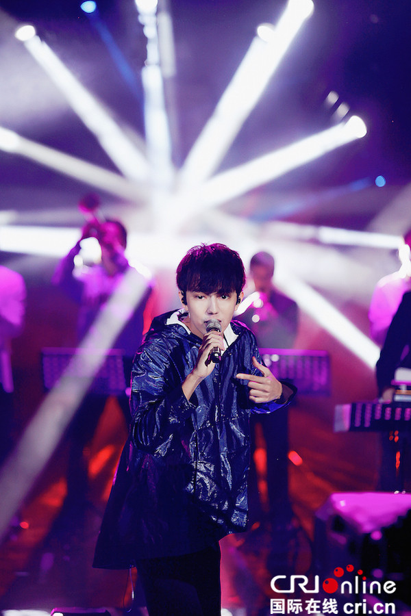 少年感爆棚！迪玛希《歌手》彩排 街头风造型曝光