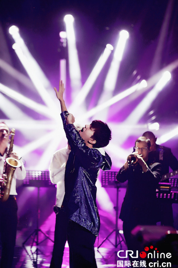 少年感爆棚！迪玛希《歌手》彩排 街头风造型曝光