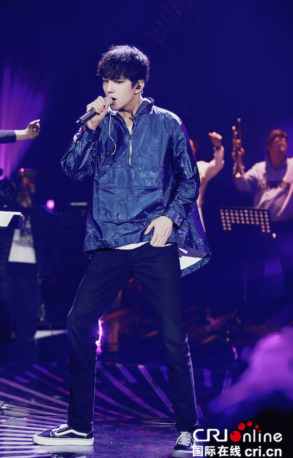 少年感爆棚！迪玛希《歌手》彩排 街头风造型曝光