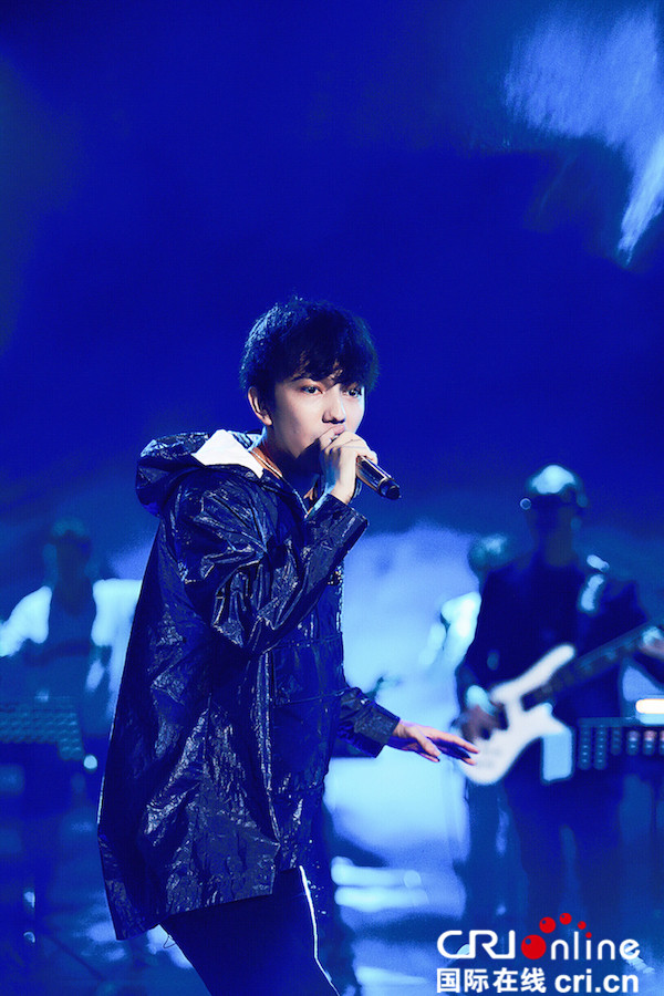 少年感爆棚！迪玛希《歌手》彩排 街头风造型曝光