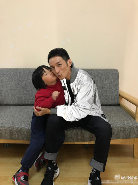 李维嘉与邹市明儿子亲密合影真的瘦脱相了