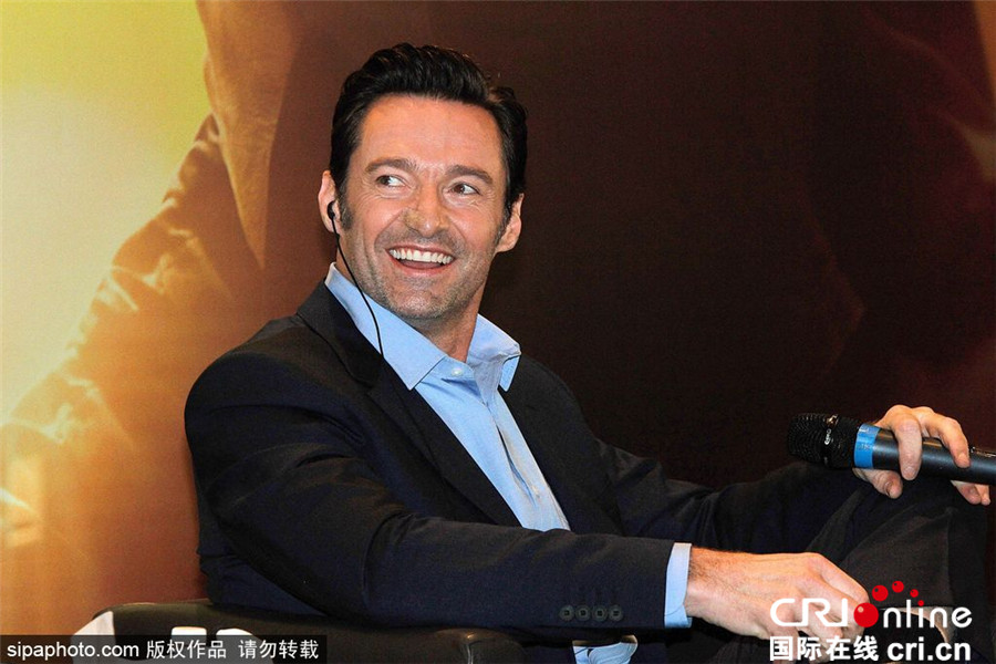 休·杰克曼宣传《金刚狼3》 对镜头比手势霸气侧漏