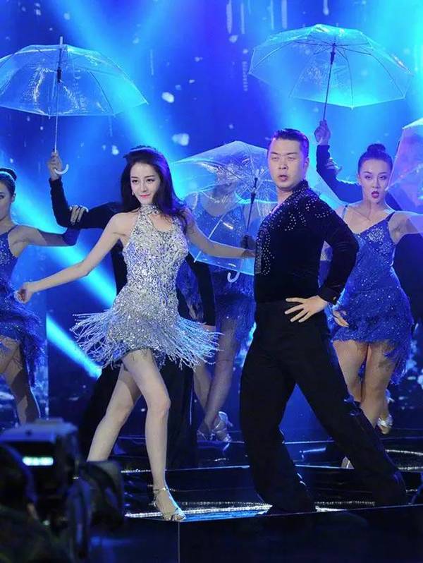 迪丽热巴表演拉丁热舞，杜海涛的表情亮了！