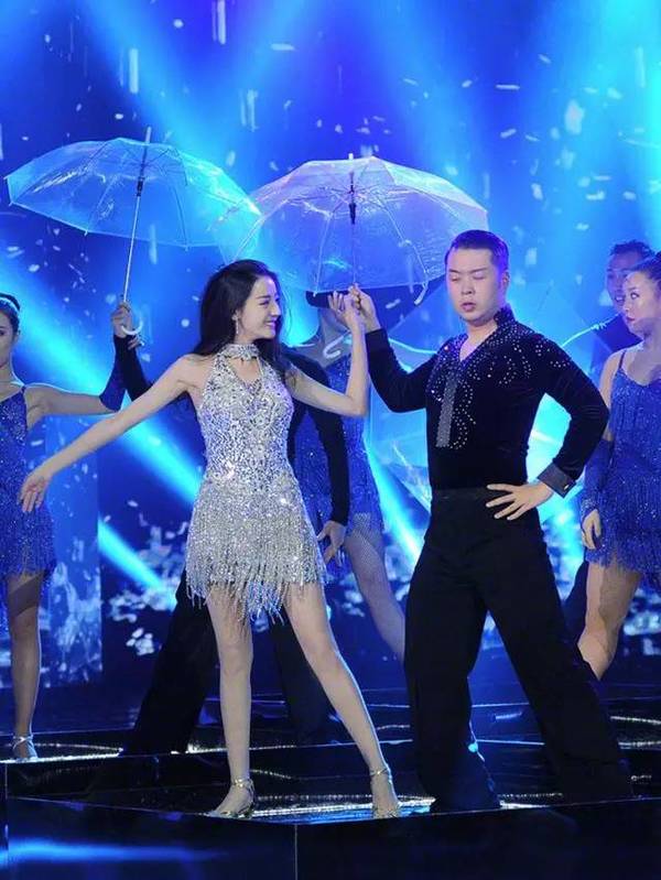 迪丽热巴表演拉丁热舞，杜海涛的表情亮了！