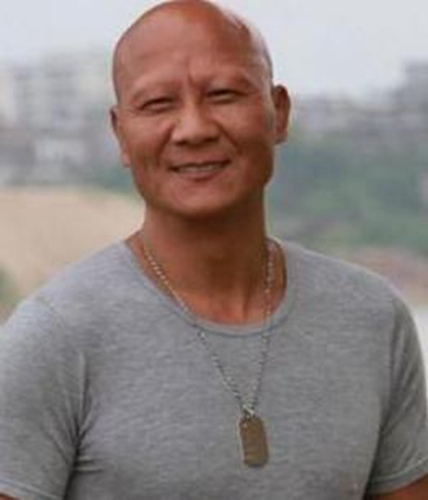 小时候得过大病,头发眉毛掉光,刚好《少林寺》开拍招人,就当上了演员