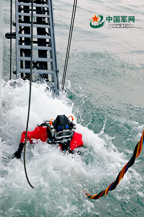 海上联合救援演练，大型无人深潜器“上阵”
