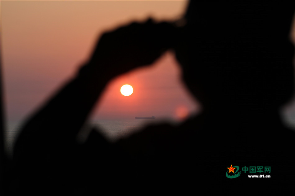 沧海亮剑 10艘演练登陆舰霸气出征