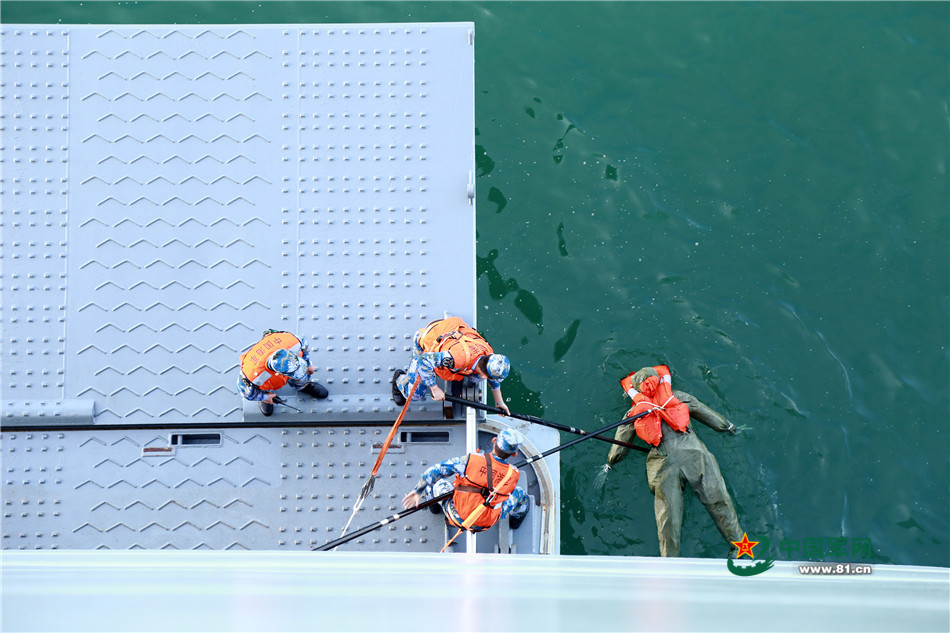 沧海亮剑 10艘演练登陆舰霸气出征