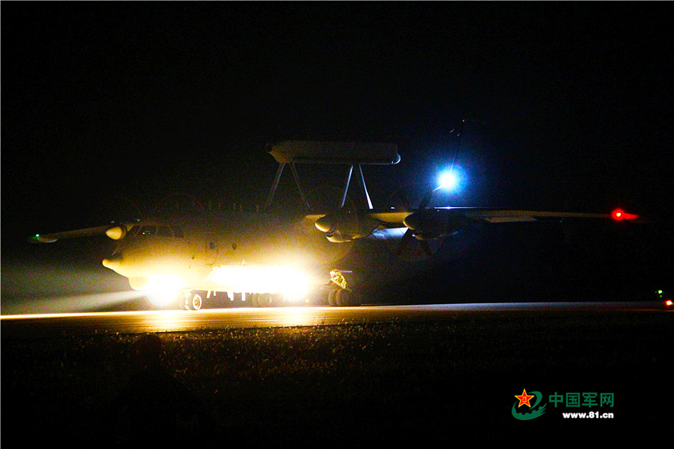 月夜，走进夜航现场看战机起飞