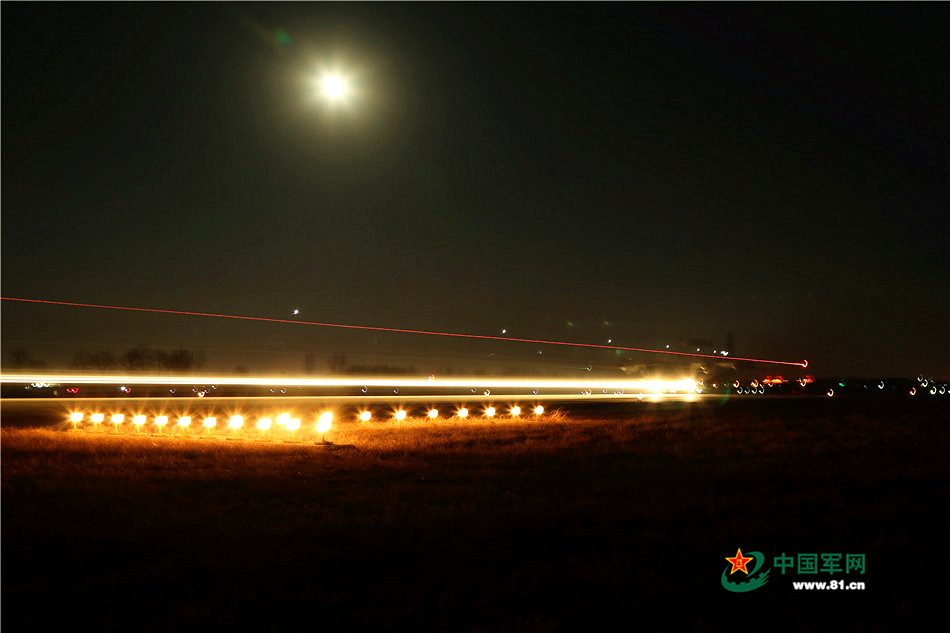 月夜，走进夜航现场看战机起飞
