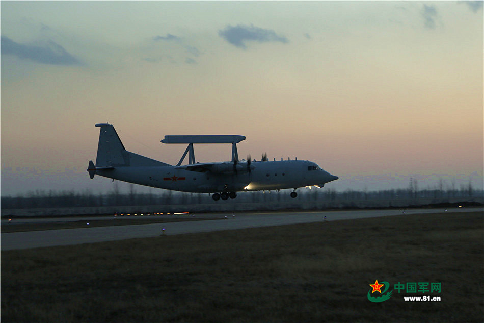 月夜，走进夜航现场看战机起飞