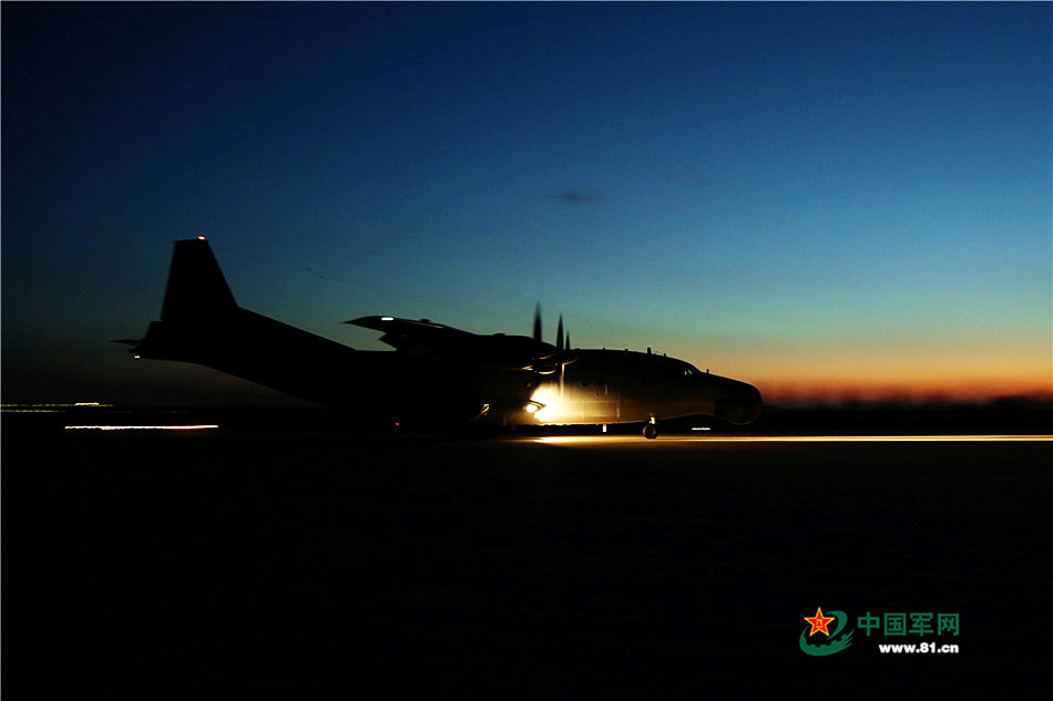 月夜，走进夜航现场看战机起飞
