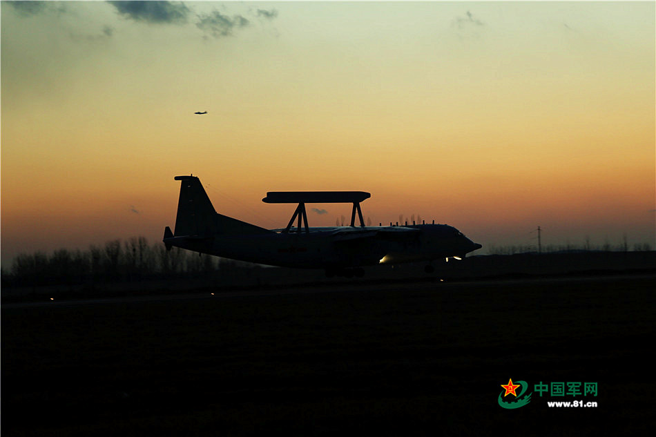 月夜，走进夜航现场看战机起飞