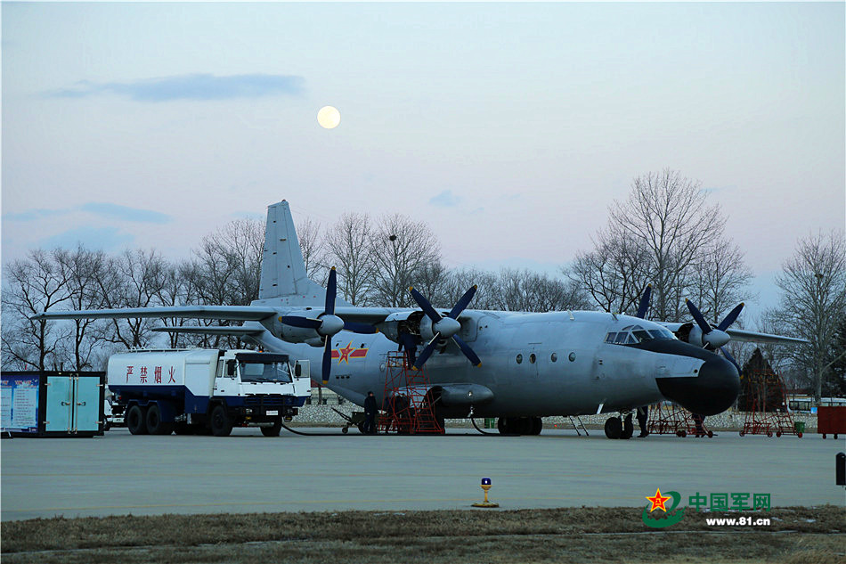 月夜，走进夜航现场看战机起飞