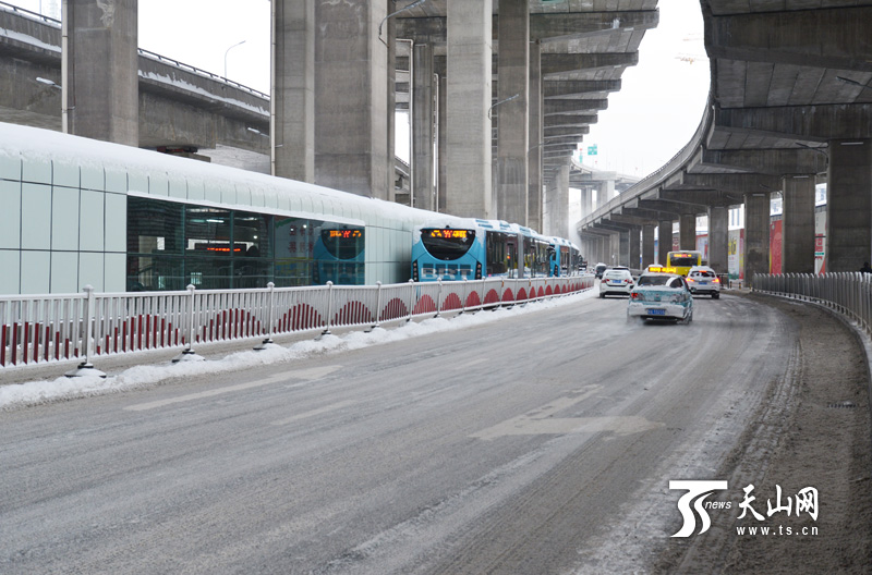 19小時大雪襲城 烏魯木齊開啟“刨”車模式(組圖)