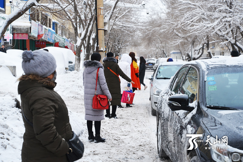 19小時大雪襲城 烏魯木齊開啟“刨”車模式(組圖)