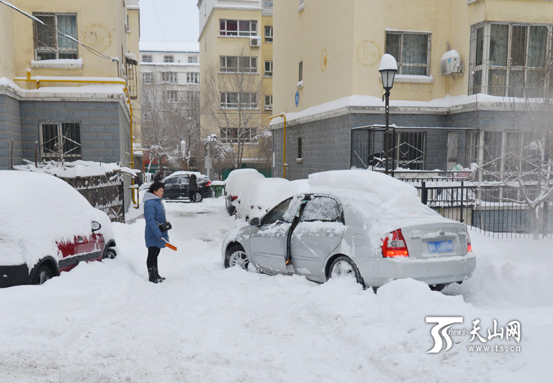 19小時大雪襲城 烏魯木齊開啟“刨”車模式(組圖)
