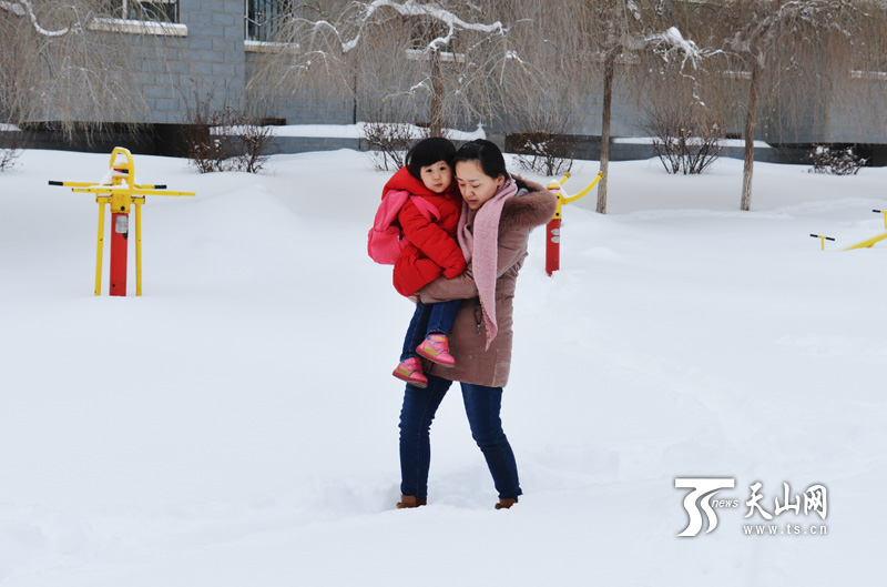 19小時大雪襲城 烏魯木齊開啟“刨”車模式(組圖)