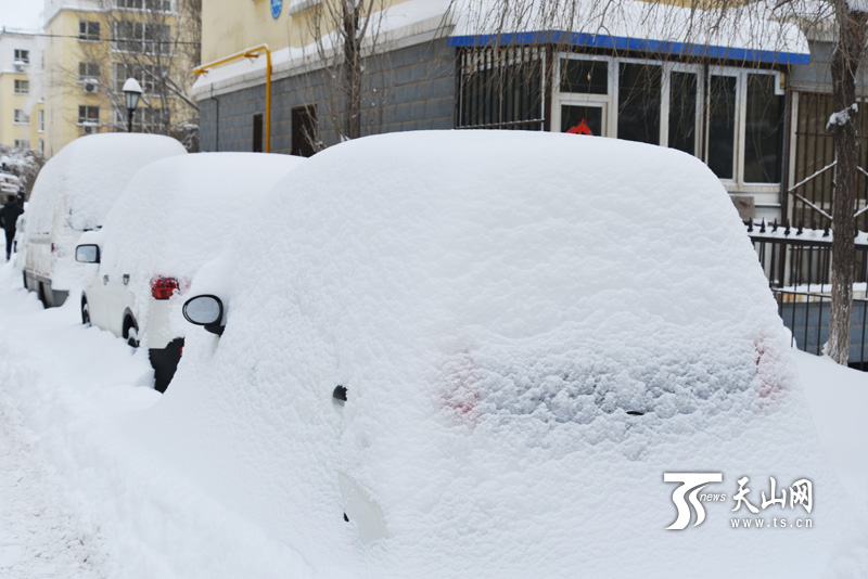 19小時大雪襲城 烏魯木齊開啟“刨”車模式(組圖)