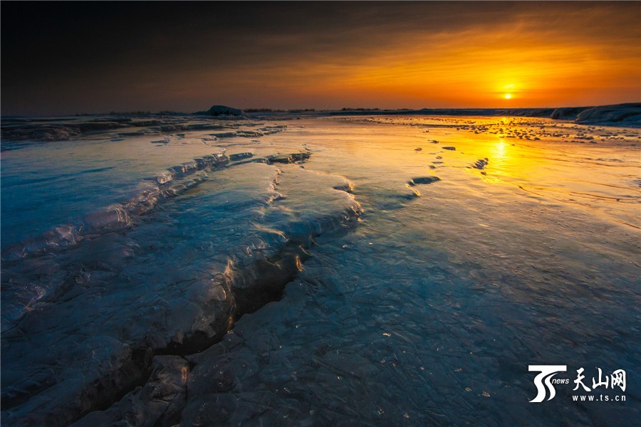 晚霞中的新疆额敏河美如仙境(组图)