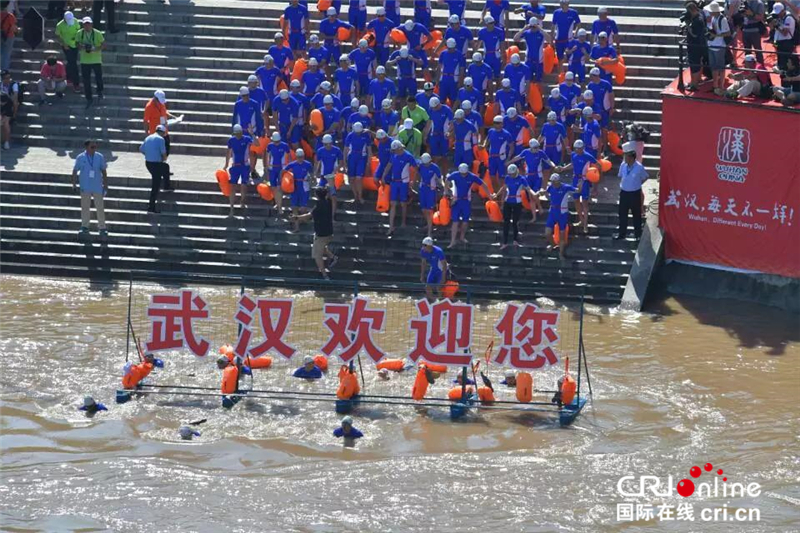 武汉横渡长江活动图片