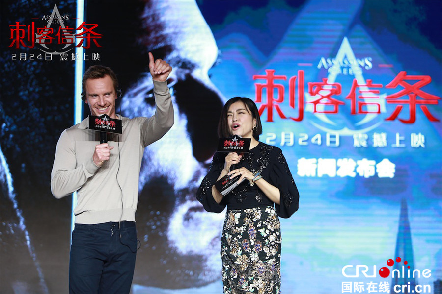 《刺客信条》“法鲨”现身北京宣传新片 大方做表情包示爱周星驰