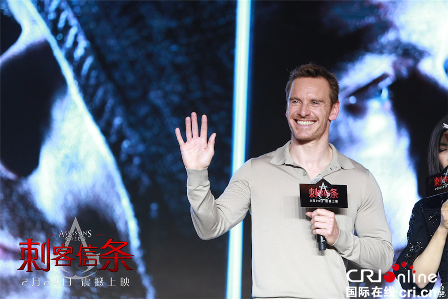 《刺客信条》“法鲨”现身北京宣传新片 大方做表情包示爱周星驰