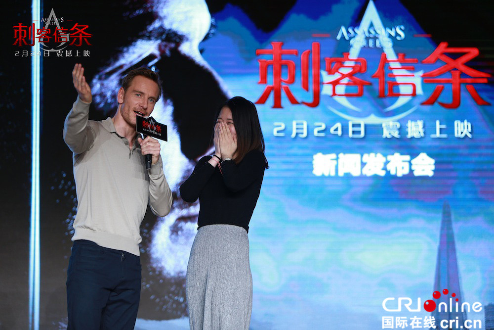 《刺客信条》“法鲨”现身北京宣传新片 大方做表情包示爱周星驰