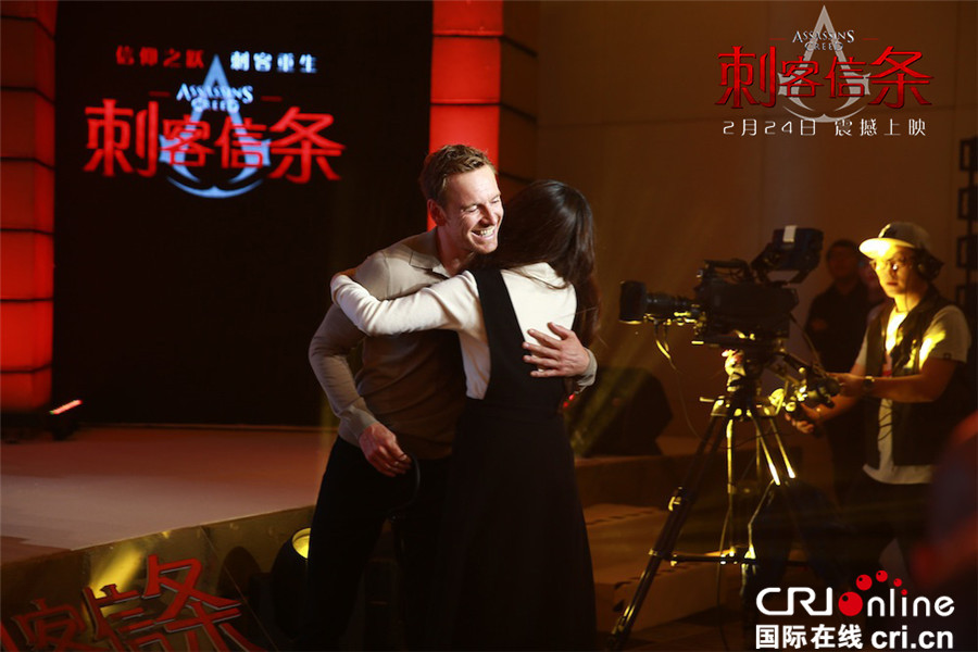 《刺客信条》“法鲨”现身北京宣传新片 大方做表情包示爱周星驰