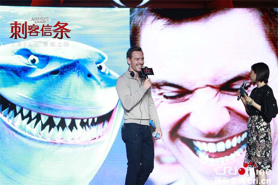 《刺客信条》“法鲨”现身北京宣传新片 大方做表情包示爱周星驰