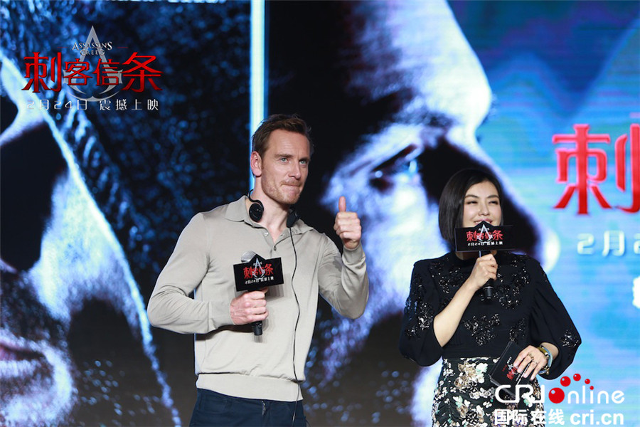 《刺客信条》“法鲨”现身北京宣传新片 大方做表情包示爱周星驰
