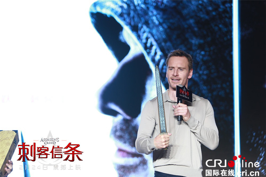 《刺客信条》“法鲨”现身北京宣传新片 大方做表情包示爱周星驰