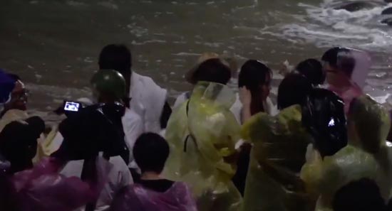 刘涛海浪里拍水下戏 全程护着小演员被赞暖心