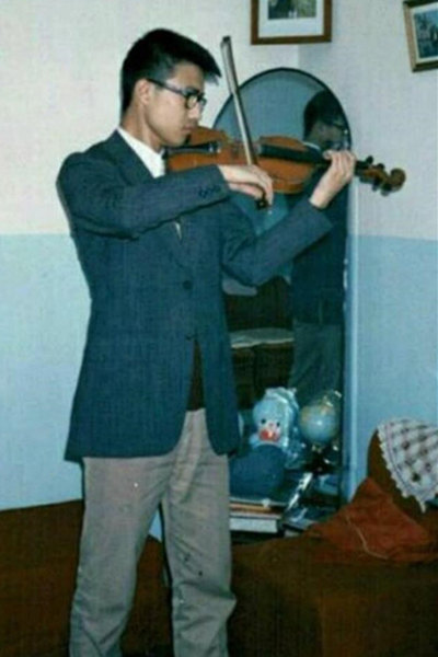 这一定是假汪峰！汪峰拉小提琴青涩旧照曝光