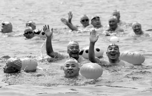 千余游泳愛好者往返千米暢遊瀋陽母親河