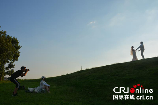 江西省景德镇市浮梁县：荒滩变公园